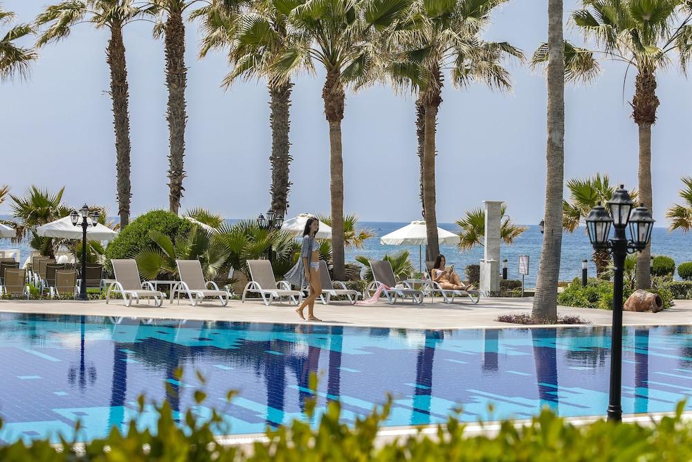 Aquamare Beach Hotel & Spa Paphos Exterior photo